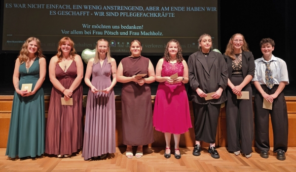 Klinikum Memmingen - Absolventen der Berufsfachschule für Pflege feiern ihr bestandenes Examen.jpg