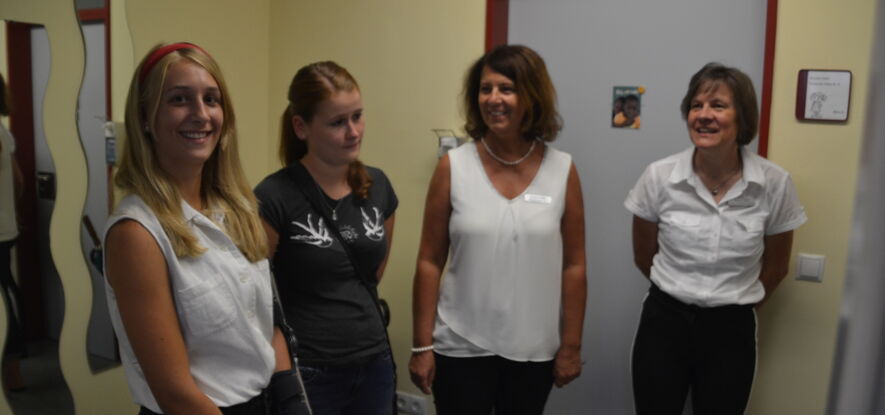 Empfangskomitee der GKKP: Annika Müller (16A), Nadine Weis (16A), Frau Wilke & Frau Galm (v.l.n.r.)