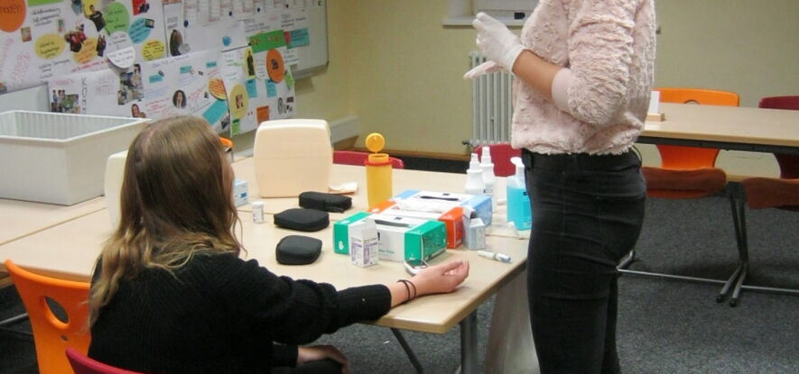 Im Rahmen einer kollegialen Anleitung stellen sich auch Auszubildende der höheren Kurse gerne als Opfer zur Verfügung.