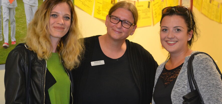 Die Schülerinnen des Kurses 17 (GKP) Tatjana Schwarz (li) und Julia Graf (re) mit unserer Praxisanleiterin Frau Bux