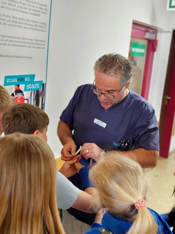 2025-04-30_KMM_Schülerführung_Notfallklinik_FotoHäfele (1).jpg