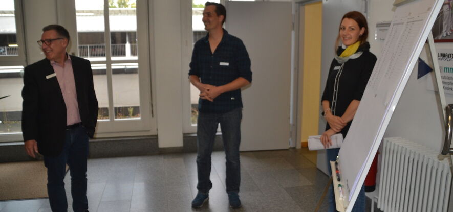 Empfangskomitee im Treppenhaus: Herr Bruckner, Herr Scheckenhofer, Frau Kerwien (v.l.n.r.)