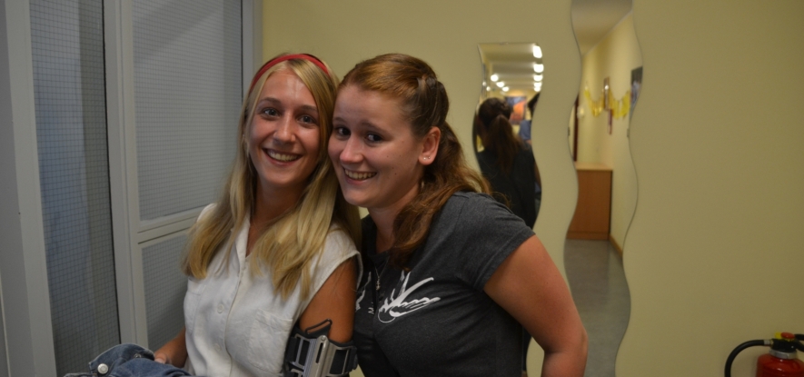 Schülerinnen des Kurses 16A (GKKP): Annika Müller (li) & Nadine Weis