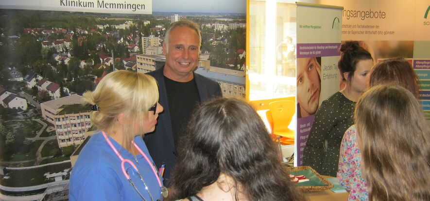 im Bild: Frau Pöppl, Herr Beer und Sophia Zettler