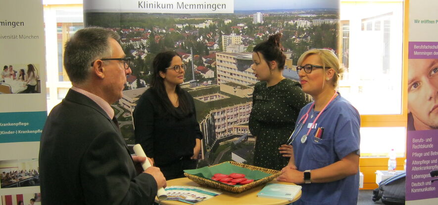 Die Ruhe vor dem (An-)Sturm! vorne: Herr Bruckner und Frau Pöppl, hinten: Johanna Keller und Sophia Zettler
