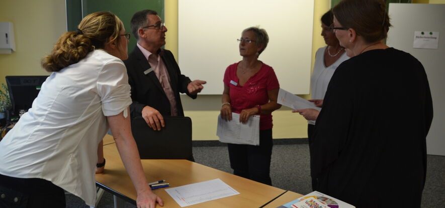 erste kurze Nachbesprechung: Frau Machholz, Herr Bruckner, Frau Rieder, Frau Wilke, Frau Heinz (verdeckt), Frau Bux (v.l.n.r.)