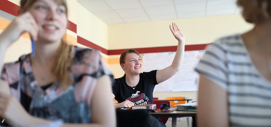 Fachpraktische Fähigkeiten und Fertigkeiten können im Demonstrationsraum eingeübt werden. Der Schüleraufenthaltsraum ist gemütlich eingerichtet; in diesem können die Auszubildenden gemeinsam ihre Pausen verbringen und sich entspannen.