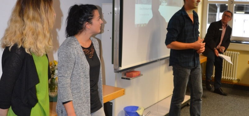 und die gleiche Situation beim Kurs 18B (GKP): Tatjana Schwarz, Julia Graf, Herr Scheckenhofer und Herr Bruckner (Schulleitung)