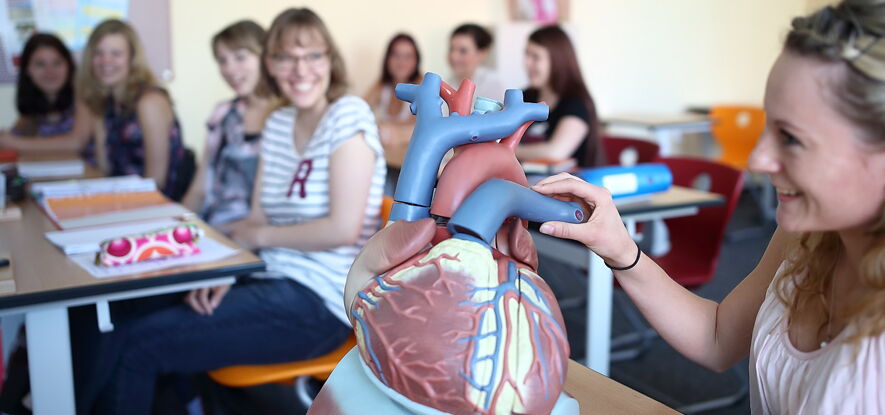 Fachpraktische Fähigkeiten und Fertigkeiten können im Demonstrationsraum eingeübt werden. Der Schüleraufenthaltsraum ist gemütlich eingerichtet; in diesem können die Auszubildenden gemeinsam ihre Pausen verbringen und sich entspannen.